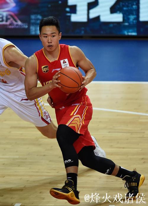 贺希宁：主场首战准备好了，有主场球迷的支持我们在心理上更有优势